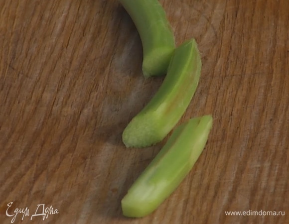 Ревень почистить и разрезать на несколько частей.