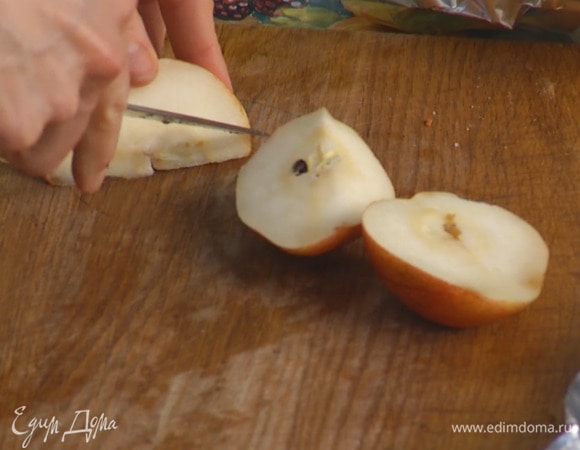 Груши, удалив сердцевину, нарезать дольками.