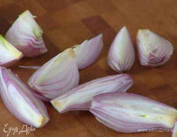 Шалот почистить и разрезать вдоль на несколько частей.