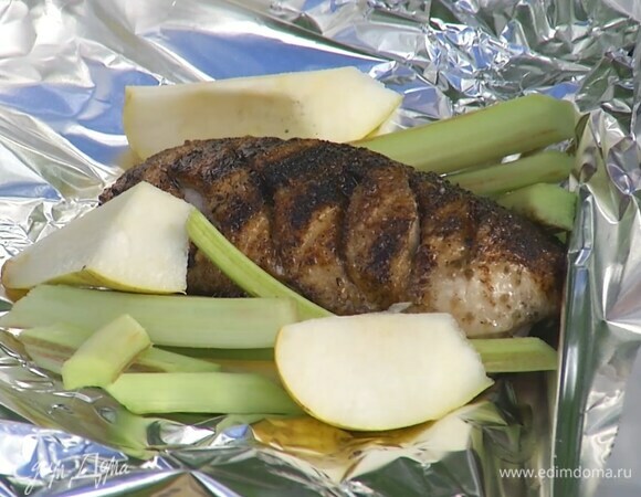 Снять обжаренные грудки с гриля, уложить каждую в карман из нескольких слоев фольги, добавить нарезанный ревень, груши, шалот и веточки тимьяна, посолить, влить вино и плотно скрепить края карманов.