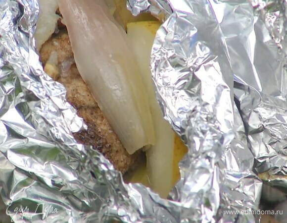 Поместить утку на гриль и запекать до готовности, затем слегка остудить и нарезать.