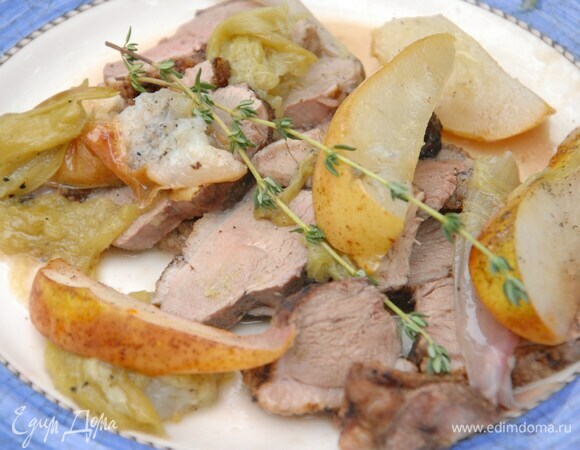 Подавать с запеченными грушами и ревенем.