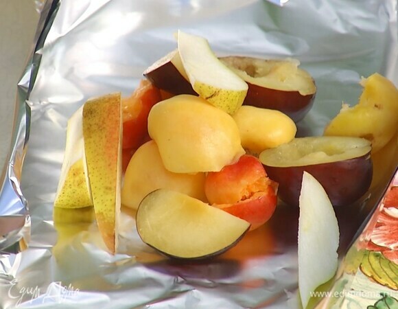 Сливы, персик и абрикос, удалив косточки, нарезать крупными дольками.