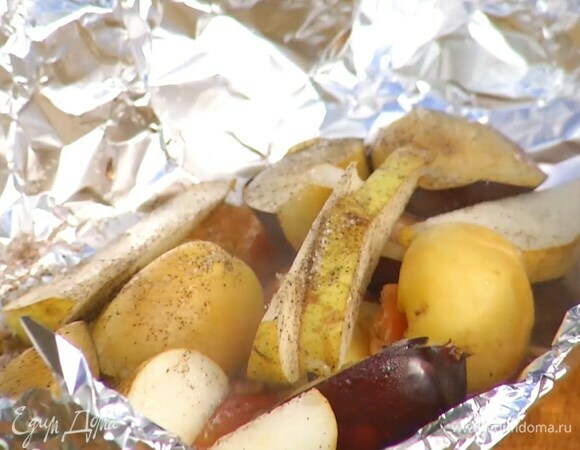 Запекать фрукты на разогретом гриле.