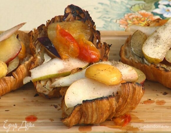 Обжаренные половинки смазать сливочным маслом, сверху выложить горячие запеченные фрукты и посыпать сахарной пудрой.