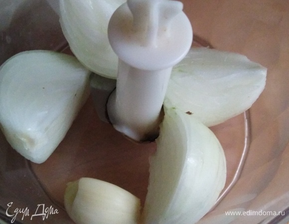 Лук и чеснок измельчить блендером в пюре.