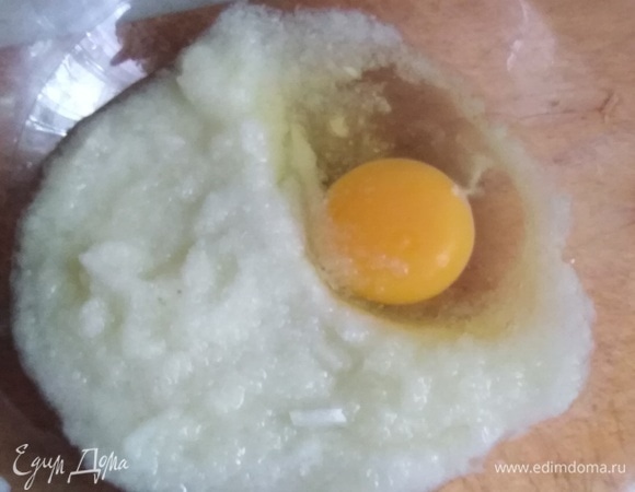 Добавить соль, яйцо. Перемешать.
