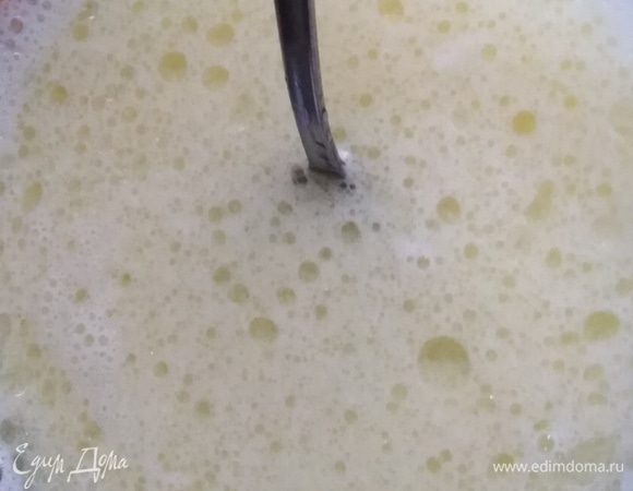 Влить воду, растительное масло.