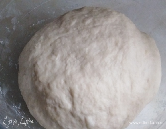 Замесить тесто. Накрыть. Оставить в теплом месте на час для подъема.