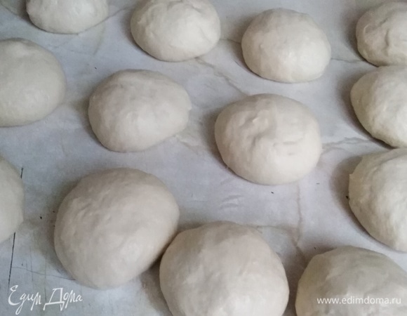 Из теста сделать заготовки. Накрыть полотенцем, дать постоять 10 минут.