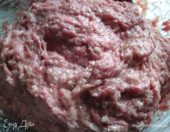 В фарш добавить измельченный лук, соль, сахар, молотый перец. Перемешать.