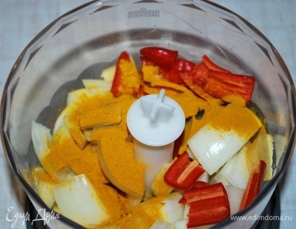 Репчатый лук, чеснок, перец чили и куркуму соедините и измельчите в блендере.