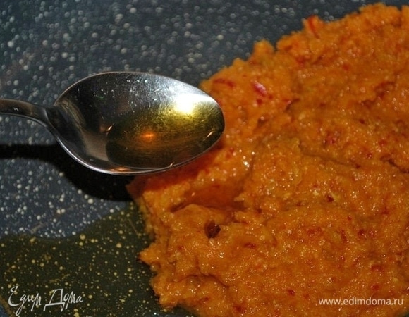 Получается вот такая однородная паста. Полученную пасту обжаривайте на сковороде с арахисовым маслом, пока не проявится аромат. Я обжаривала в течение 2 минут.