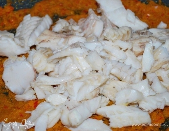 Снимите пасту с огня и выложите разделанную рыбу без костей.