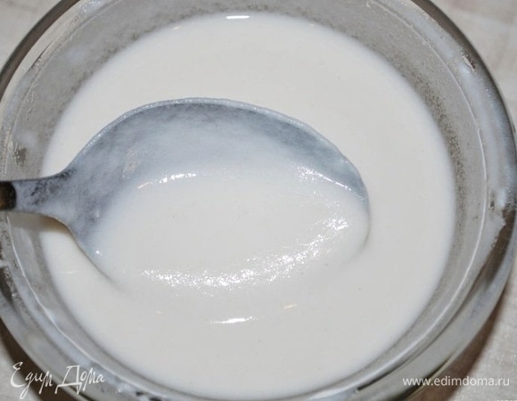 Смешайте рисовую муку с бульоном до консистенции жидкой сметаны.