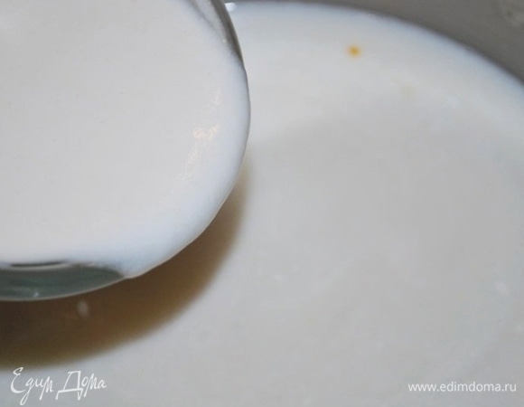 Смешайте процеженный рыбный бульон с кокосовым молоком и добавьте разведенную рисовую муку. Доведите все до кипения, непрерывно помешивая.