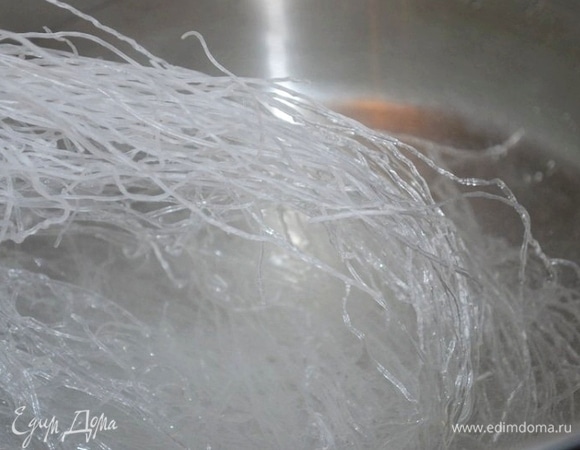 Рисовую лапшу отварите до готовности.