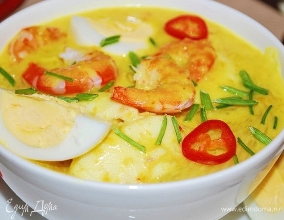 В тарелку положите часть рисовой лапши и залейте ее горячим супом, добавьте дольки вареных яиц, зеленый лук и сверху украсьте креветками. Очень вкусный пряный суп готов. Приятного аппетита!