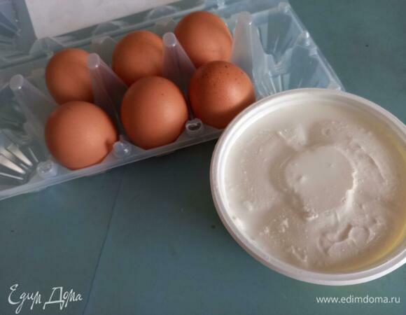 Яйца и сыр достать из холодильника.