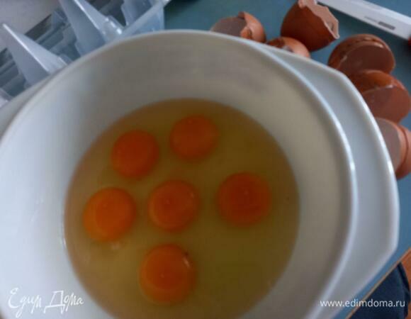 В глубокую миску вбить яйца.