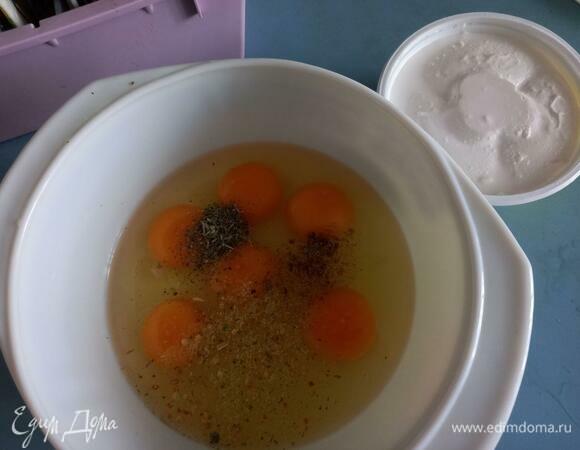 Добавить специи: соль, черный перец, прованские травы. Можете использовать другие любимые специи. Мне кажется, тут неплохо подойдут базилик и мята. Главное, не переборщить со специями, чтобы они не заглушали нежный вкус рикотты.