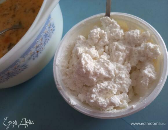 Рикотту размять вилкой.