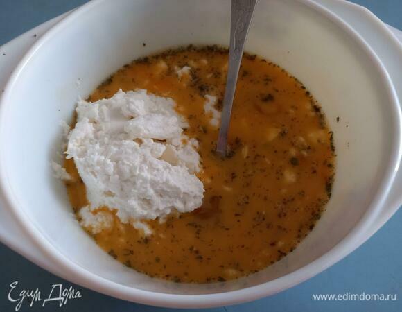 Добавить рикотту к яичной массе.