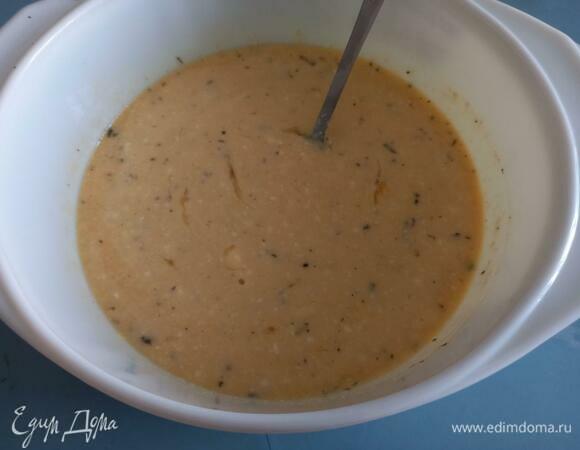 Перемешать рикотту с яйцами. Большая часть сыра растворится в яичной массе, но останутся комочки, в готовом виде они не испортят блюда.