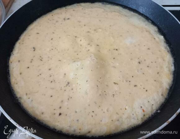 В готовом виде омлет полностью схватился. С обратной стороны у него будет золотистая корочка, как на главном фото. Подавать горячим со вкусной булочкой и горячим чаем.