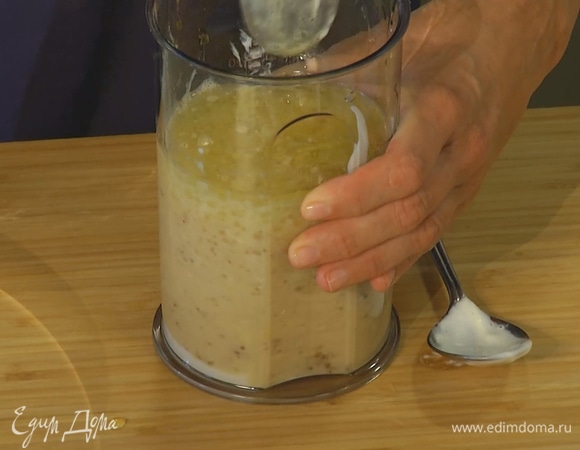 Йогурт, яйцо и яичный белок соединить в чаше блендера и перемешать ложкой, добавить 100 мл воды, мед и варенье, еще раз перемешать, затем влить оливковое масло и взбить венчиком на небольшой скорости.