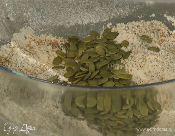 Всю муку поместить в глубокую миску, добавить соду, разрыхлитель, сахар, мускатный орех и корицу, все перемешать, затем всыпать тыквенные семечки и отруби.       