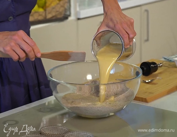 Добавить к муке взбитые с йогуртом яйца, быстро и не очень тщательно вымешать тесто.