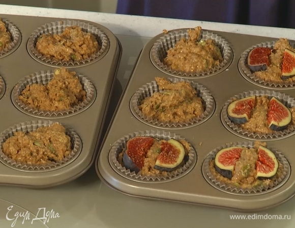 Формочки для кексов заполнить тестом на 3/4 от общего объема, сверху разложить дольки инжира.