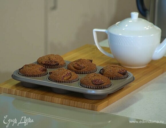 Выпекать маффины в разогретой духовке 20 минут.