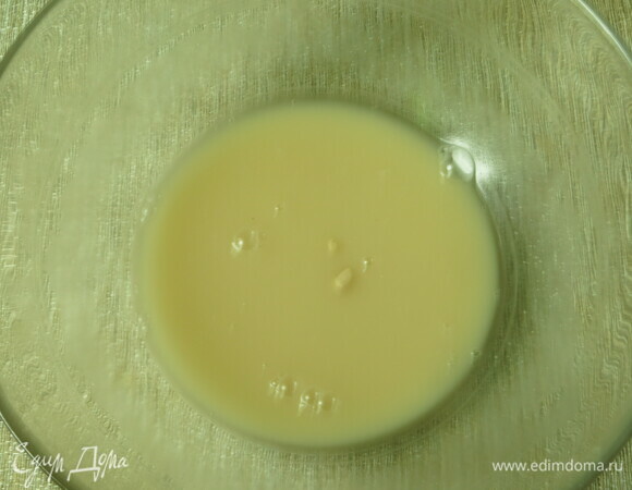 Дрожжи растворяем в теплой воде с сахаром.