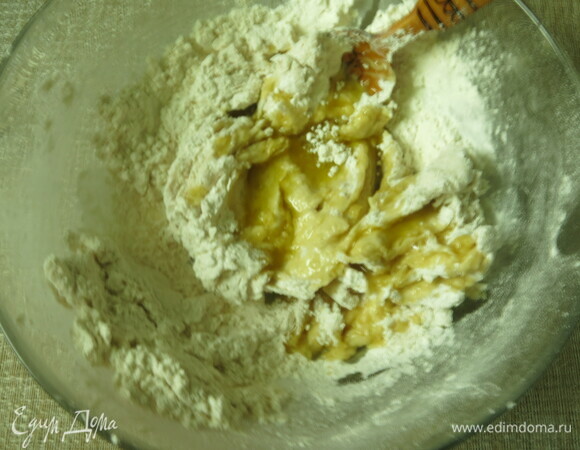 Добавляем муку, соль, вливаем масло, замешиваем тесто.