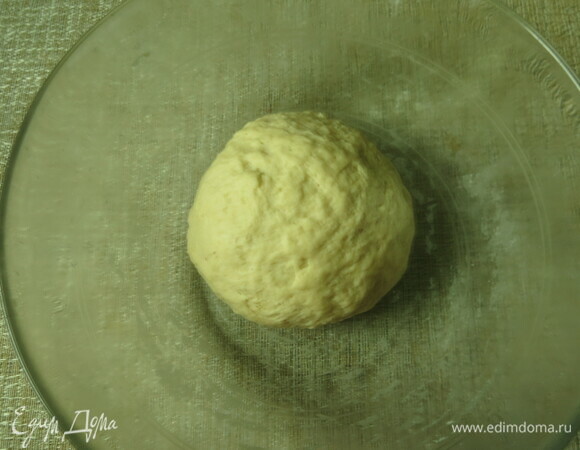 Даем тесту отдохнуть, оставляем под мокрым полотенцем.