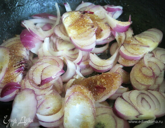 Прогреваем лук с сахаром.