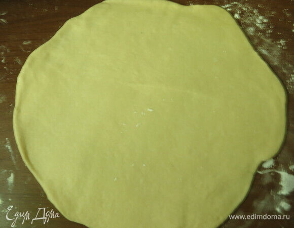 Раскатываем тонко тесто, можно разделить его на две части и сделать совсем тонкую пиццу.