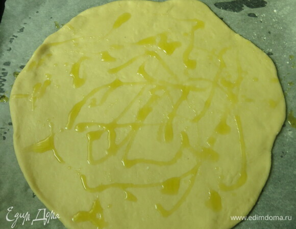 Поливаем тесто маслом, у меня — ароматизированное веточками тимьяна.