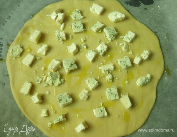 Сверху раскладываем сыр.