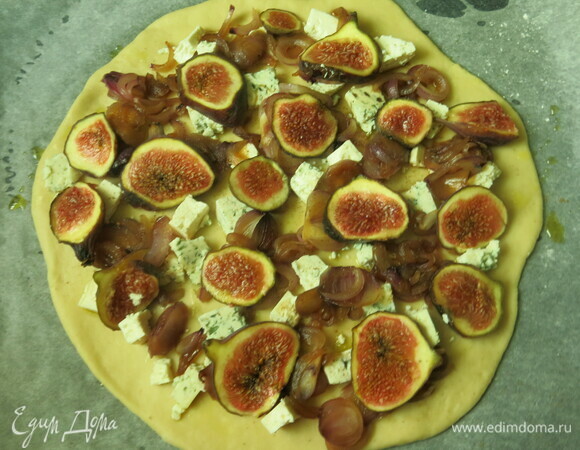 Далее — нарезанный инжир. Посыпаем тимьяном и перцем.