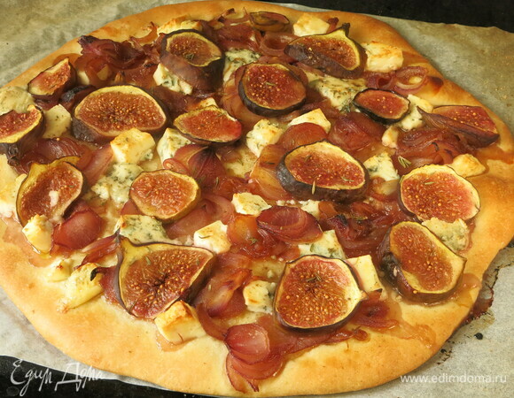 Ставим в духовку при 250°C на 16–18 минут. Если тесто тонкое — на 7–10 минут.