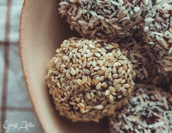 Залить сухофрукты и миндаль кипятком на 10–15 минут. Больше не надо. Мы это делаем для того, чтобы сошла вся грязь с сухофруктов, а миндаль хорошо чистился от кожуры.