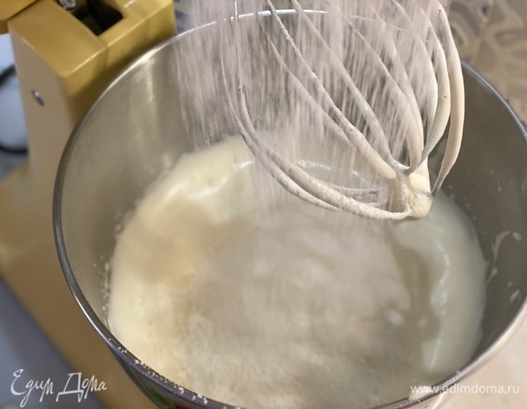 Муку, крахмал и разрыхлитель просеять в яичную смесь в 3 приема.
