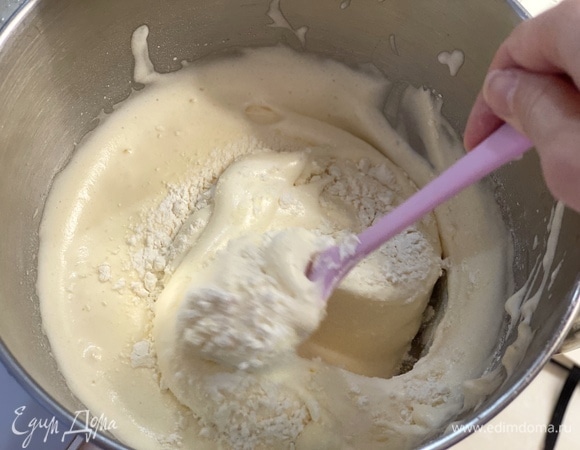 Аккуратными движениями снизу вверх замесить тесто.