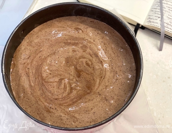 Тесто вылить в форму, застеленную пергаментом. Выпекать примерно 40 минут при 150°C до пробы на сухую палочку.