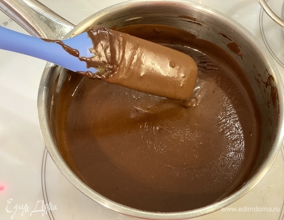 Растопить шоколад в сливках до получения однородной массы.