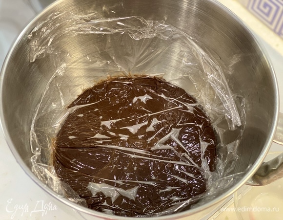 Накрыть пищевой пленкой в контакт и убрать в холодильник до полного остывания.