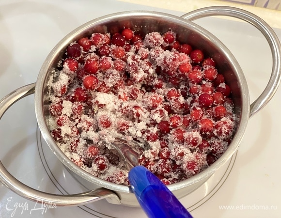 Приготовим брусничную начинку. Бруснику смешать с сахаром. Нагреть до растворения сахара.